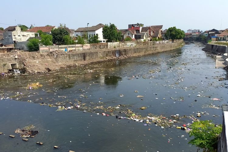 Sampah mengambang di Sungai Code tepatnya di bendung Mergangsan atau jembatan Surokarsan pada hari Selasa (24/10/2023)