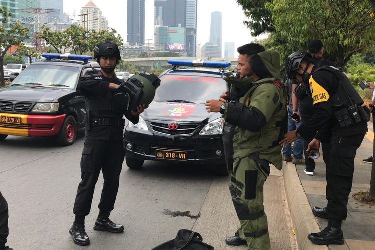 Polda Metro Jaya menerjunkan tim penjinak bom ke Jalan Gatot Subroto tepatnya depan Hotel Sultan, Jakarta Pusat, Sabtu (28/9/2019).