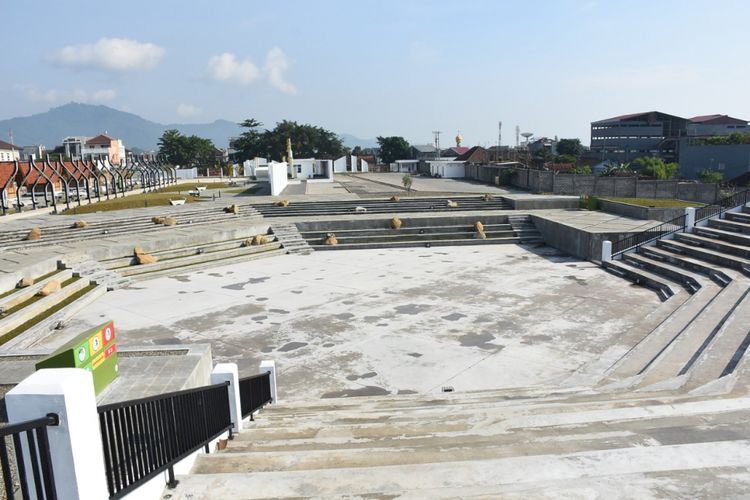 Tempat berkumpul dan bermain warga di Alun-alun Cianjur.