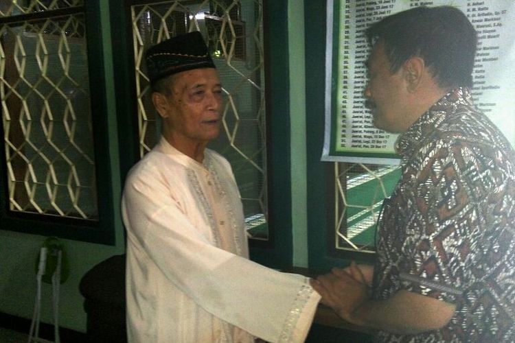 Wakil Gubernur DKI Jakarta, Djarot Saiful Hidayat saat bersalaman dengan Buya Safii Maarif di Masjid Nogotirto, Sleman