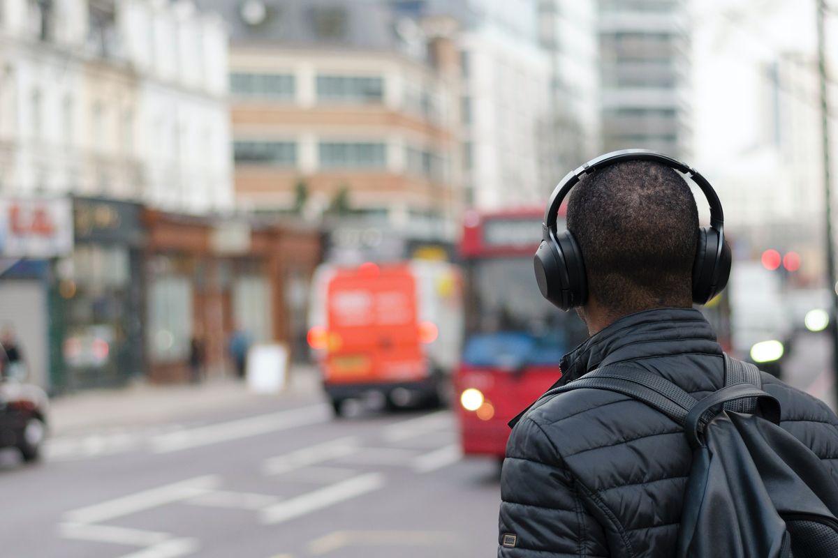 Mendengarkan musik melalui headphone dalam volume kencang bisa merusak pendengaran dan memaksa otak bekerja lebih keras.