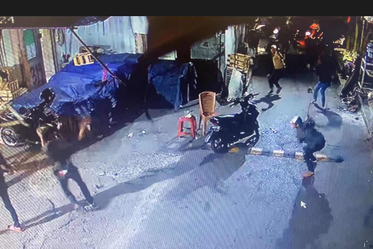 Rekaman CCTV di Pasar Cibadak memperlihatkan penyerangan yang dilakukan kelompok bersenjata terhadap juru parkir dan beberala iorang lainnya pada Kamis (19/9/2024) dini hari.
