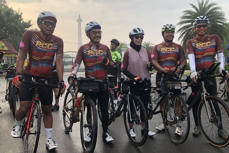 dr. Sadi (kiri kedua) dan peserta gowes 1.000 km Jakarta-Malang
