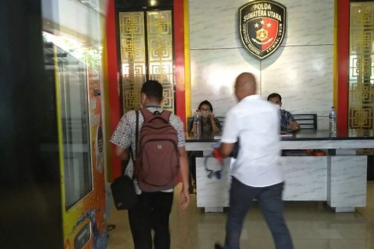 Satu dari 7 tersangka kasus kerangkeng manusia di Langkat berinisial SP (bawa tas punggung) memasuki ruangan di Ditreskrimum Polda Sumut pada Jumat (25/3/2022) sore.