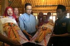 Temui Relawan, Anies Dikasih Roti Buaya dan Nasi Tumpeng