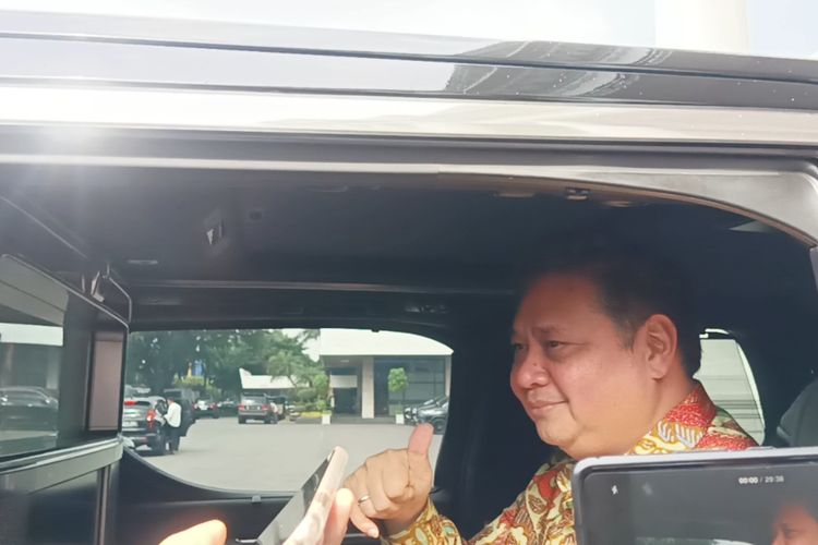 Ketua Umum Partai Golkar Airlangga Hartarto mengacungkan jempolnya ketika ditanya soal optimisme kembali menjadi Ketua Umum Partai Golkar periode 2024-2029 di Istana Kepresidenan, Jakarta, Senin (18/3/2024).