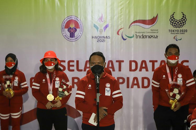 Menpora Zainudin Amali (ketiga kiri) memberikan sambutan saat penyambutan kedatangan kontingen Paralimpiade Indonesia di Bandara Internasional Soekarno Hatta, Tangerang, Banten, Selasa (7/9/2021). Kontingen Indonesia berhasil membawa pulang sembilan medali pada Paralimpiade Tokyo 2020.