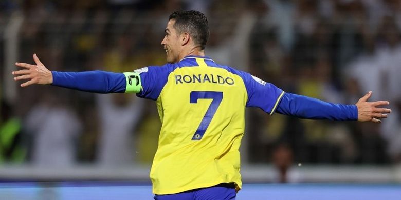 Striker asal Portugal, Cristiano Ronaldo, saat berselebrasi seusai mencetak gol untuk Al Nassr dalam laga kontra Al Wehda pada pekan ke-16 Liga Arab Saudi 2022-23. Laga Al Wehda vs Al Nassr diselenggarakan di Stadion Abdul Aziz pada Jumat (10/2/2023) dini hari WIB. (Foto dari AFP)