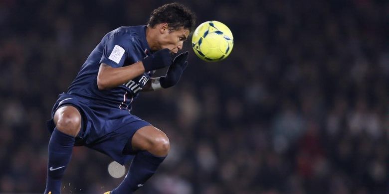 Bek Paris Saint Germain dari Brasil, Thiago Silva, menyundul bola dalam laga Ligue 1 melawan Ajaccio, Jumat (11/1/2013), di Stadion Parc des, Paris. Kedua tim akhirnya berbagi angka tanpa gol. 