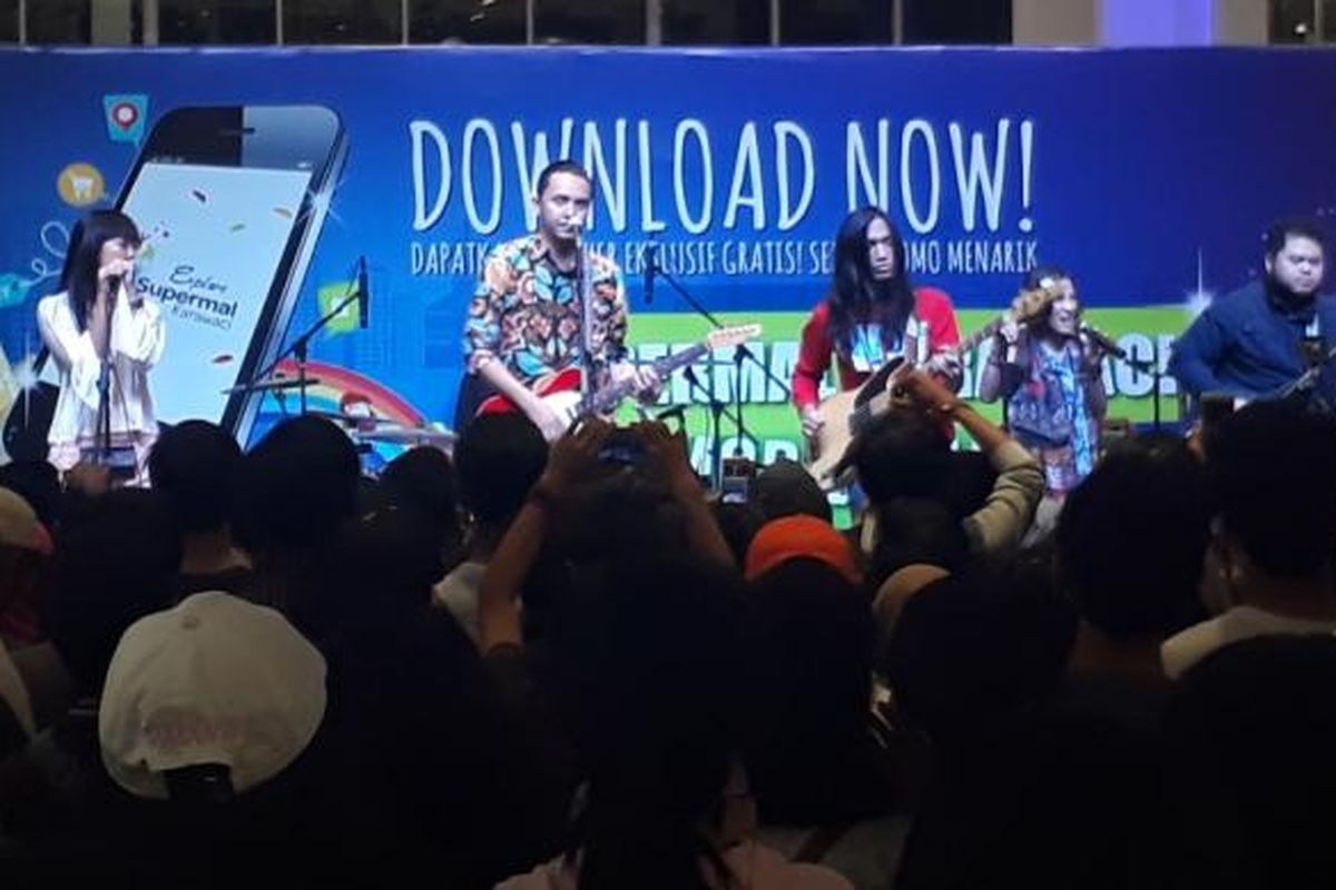 Barasuara menghibur ratusan penggemar semakin asyik dalam acara Marvelous March di Grand Atrium Stage, Supermal Lippo Karawaci, Tangerang, Minggu (12/3/2017).