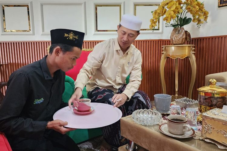 Muhammad Sulaiman, santri Ponpes Metal, Rejoso, Kabupaten Pasuruan Pasuruan sedang mengantarkan kopi pada pengasuhnya KH. Akhmad Nurkholis dan beberapa tamu yang berkunjung ke pondok, Jum'at (25/04/2025) 