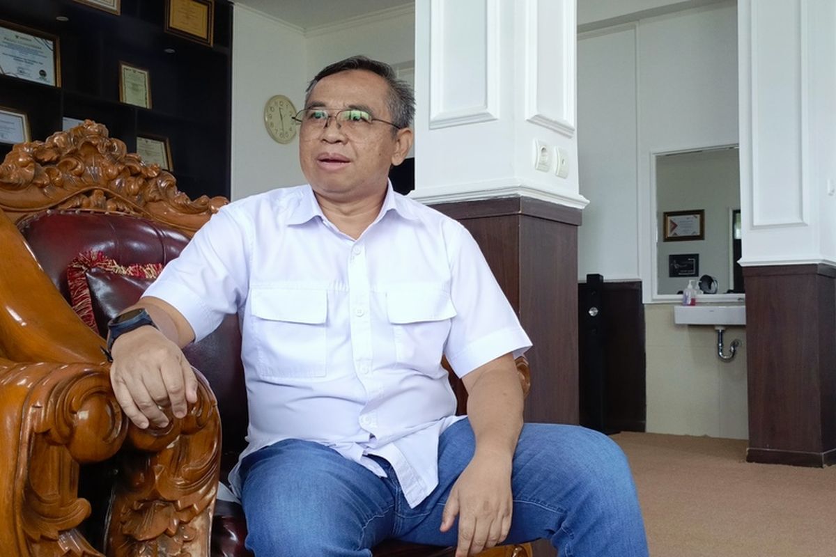 Kepala Dinas Kependudukan dan Catatan Sipil (Kadisdukcapil) Kabupaten Bandung Yudi Abdurahman saat diwawancarai soal pendatang di Kabupaten Bandung, Jawa Barat pasca lebaran 2025, Rabu (23/4/2025)