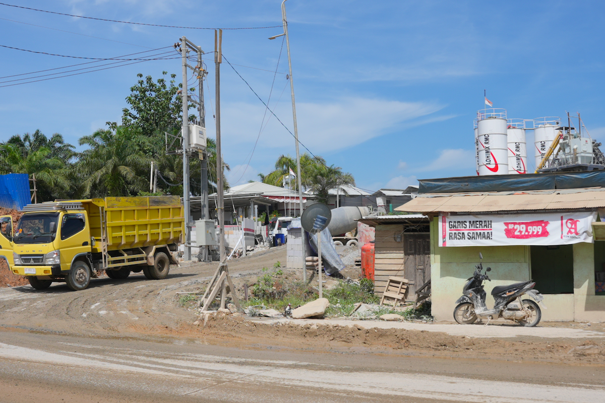 Warung makan di depan batching plant milik salah satu BUMN Karya di Jalan Negara, Sepaku, Kabupaten Penajam Paser Utara (PPU), Kalimantan Timur