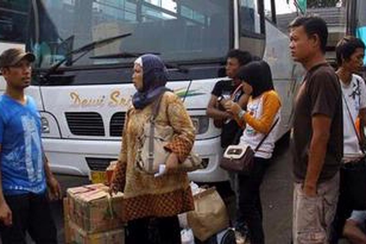 Pemudik akan diberangkatkan bus ke berbagai daerah di Terminal Pulogadung, Jakarta Timur, Senin (13/8/2012. Pada H-7 lebaran pemudik mulai memadati terminal, diperkirakan akan meningkat pada H-3 lebaran.