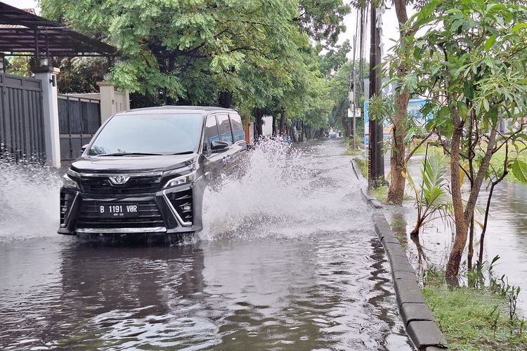 Mobil memaksa melintasi Jalan Strategi Raya, Kembangan, Jakarta Barat, Kamis (9/1/2025).