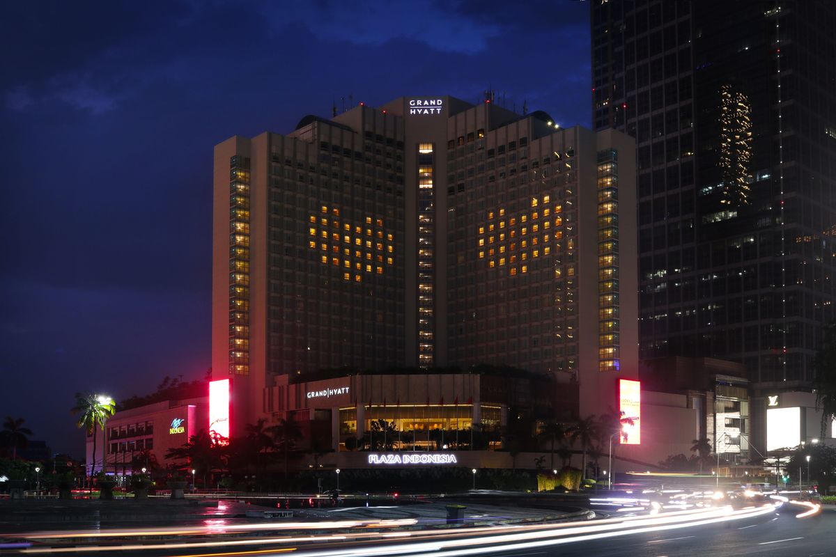 Hotel Grand Hyatt Jakarta menyalakan beberapa lampu kamar hingga membentuk lambang hati.