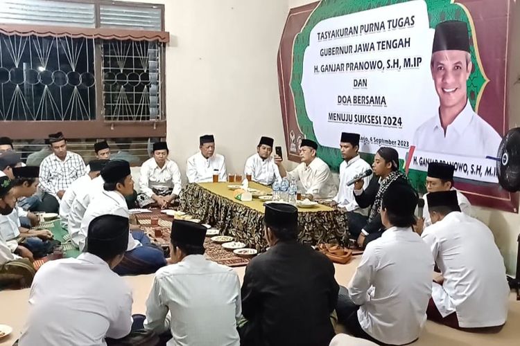 18 organisasi relawan di Kabupaten Purworejo Jawa Tengah berkumpul di rumah yang berada di Kecamatan Kutoarjo. Mereka menggelar tasyakuran bersama keluarga Ganjar pada Senin (4/9/2023) malam. 