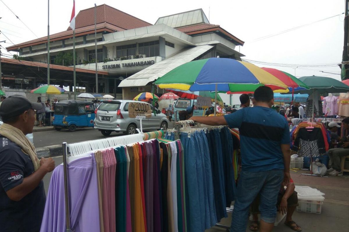 Kondisi trotoar yang dipakai pedagang kaki lima di dekat Stasiun Tanah Abang.