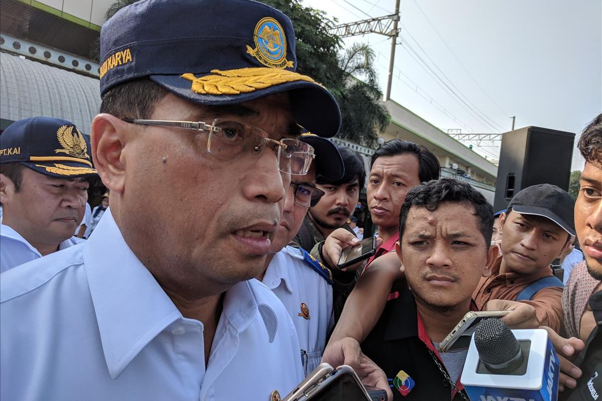 Menteri Perhubungan, Budi Karya Sumadi, di Stasiun Gambir, Jakarta Pusat