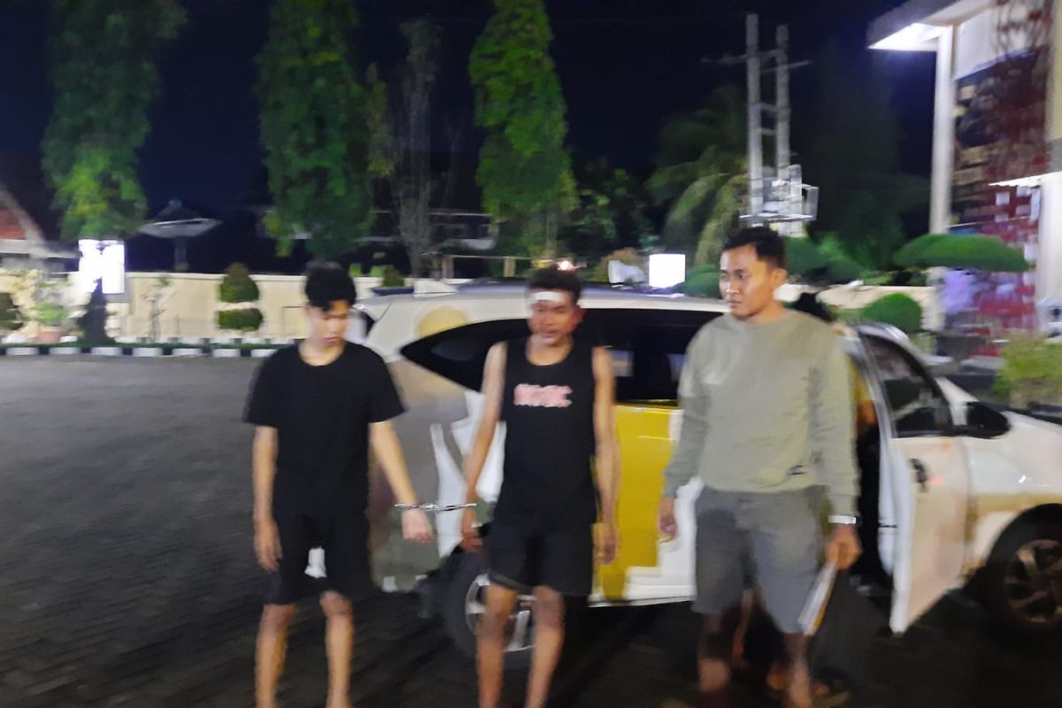Foto: Polres Situbondo Polda Jatim mengamankan satu pelaku penganiayaan dengan pedang yakni Adrian Candra (21) warga Kecamatan Besuki, Kabupaten Situbondo, Provinsi Jawa Timur pada Senin (16/12/2024). 