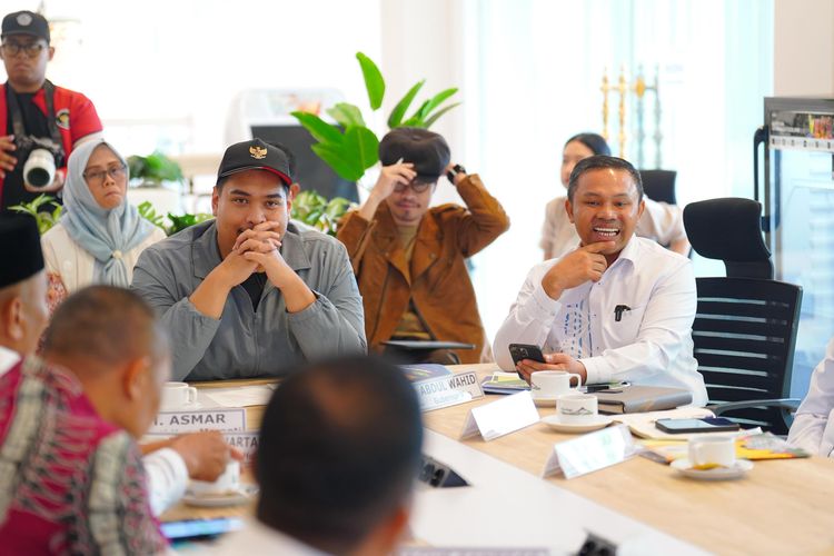 Gubernur Riau Abdul Wahid dalam pertemuan dengan Menteri Pemuda dan Olahraga (Menpora) Dito Ariotedjo di Jakarta, Rabu (21/5/2025).
