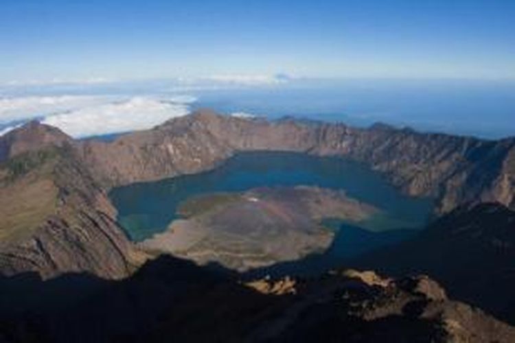 Danau Segara Anak dilhat dari puncak Gunung Rinjani di ketinggian 3.726 m. Rinjani merupakan bagian dari Gunung Samalas yang meletus hingga melumpuhkan dunia pada tahun 1257. Superletusan mengakibatkan terbentuknya kaldera dan Danau Segara Anak.