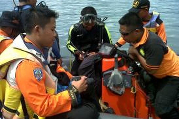 Tim SAR Medan saat melakukan pencarian empat korban tenggelam di perairan Tomok, Danau Toba, Kabupaten Samosir, Sumatera Utara, Senin (9/9/2013) sore.