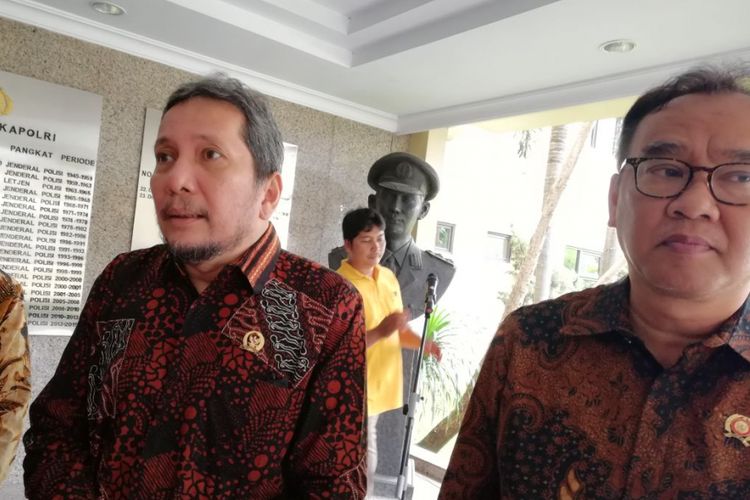 Anggota Ombudsman Bidang Agraria dan Pertanian Alamsyah Saragih (tengah) dan Direktur Jenderal Penyelesaian Masalah Agraria Agus Wijayanto (kanan)