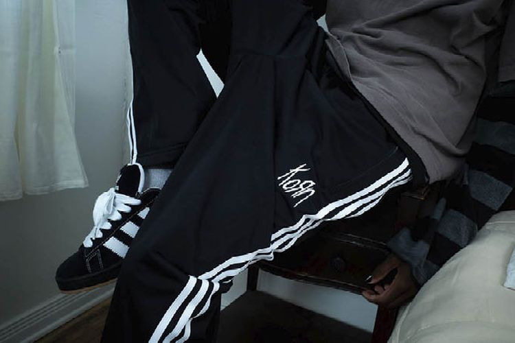 Di bulan Oktober 2023 ini, Adidas Originals berkolaborasi dengan grup band metal KoRn, untuk merayakan legenda bermusik band tersebut ke dalam koleksi yang ikonik.