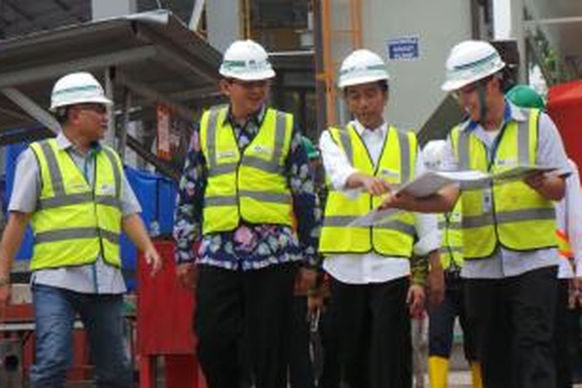 Presiden Joko Widodo bersama Gubernur DKI Jakarta Basuki Tjahaja Purnama saat meninjau proyek terowongan mass rapid transit (MRT) di Patung Pemuda, Senayan, Jakarta, Kamis (8/10/2015).