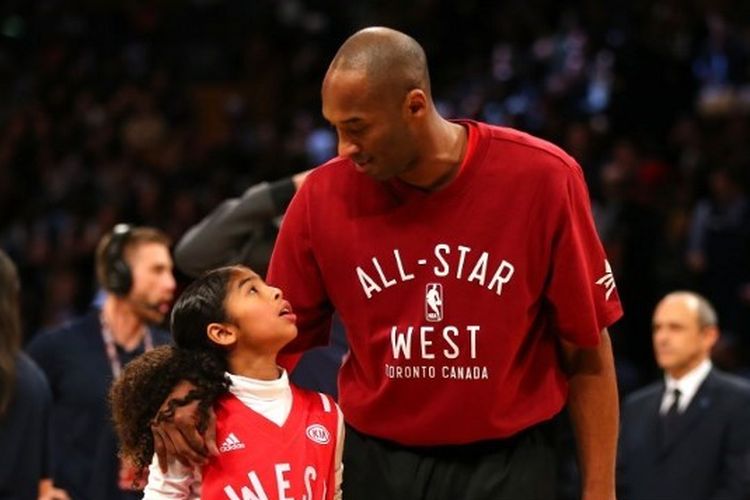 Kobe Bryant bersama putri keduanya, Gianna Bryant, pada laga NBA All-Star, Februari 2016.