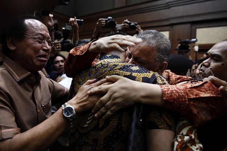 Mantan Dirut PLN Sofyan Basir (kedua kanan) memeluk kerabatnya usai pembacaan putusan di Pengadilan Tipikor, Jakarta, Senin (4/11/2019). Majelis Hakim Pengadilan Tipikor memvonis bebas Sofyan Basir karena dinilai tak bersalah dalam kasus suap proyek pembangunan PLTU Riau 1.