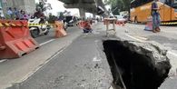 Jalan Sholeh Iskandar Bogor Ambles, Lubang Menganga Sedalam 3 Meter