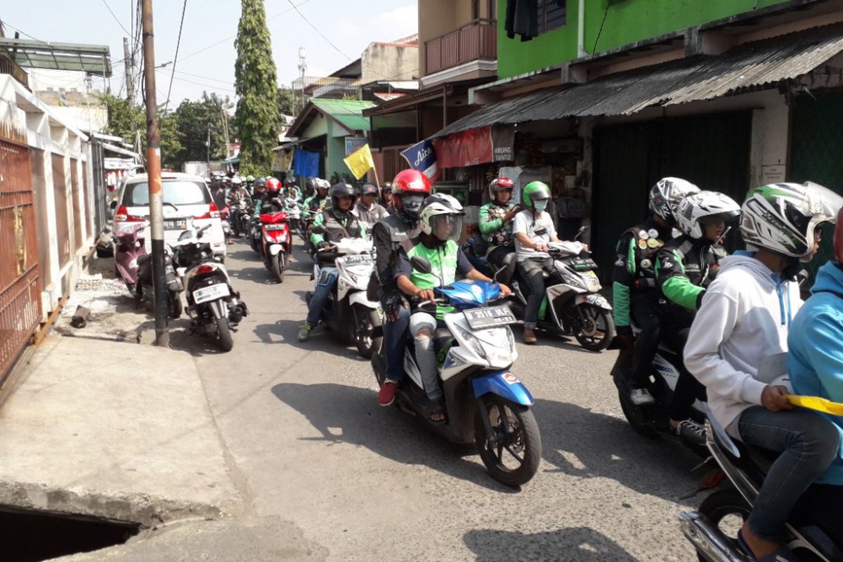 Rombongan ojek online mengantar jenazah Sarifah ke TPU Budi Darma, Cilincing, Kamis (5/7/2018).