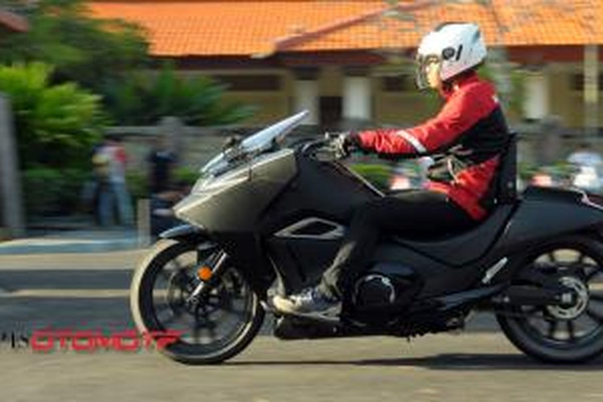 KompasOtomotif di atas Honda NM4 Vultus. Posisi duduknya sangat nyaman.