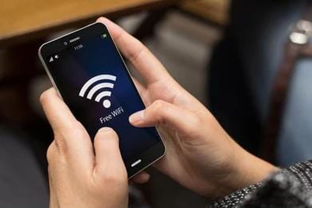 Ilustrasi foto mengakses Wifi gratis (Shutterstock/McLittle Stock)