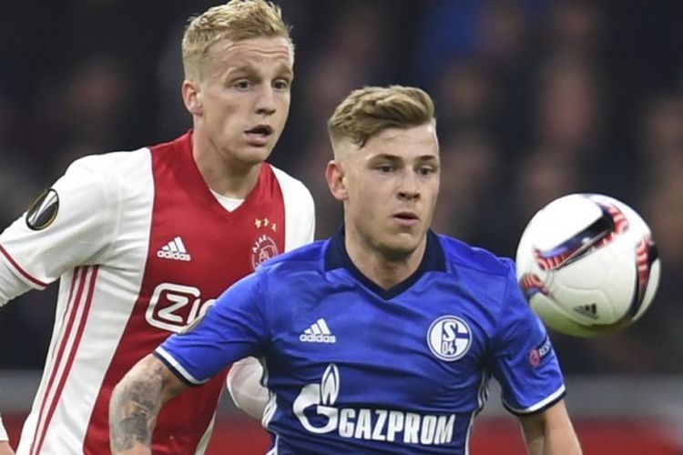 Gelandang Schalke, Max Meyer (kanan), berduel dengan bek Ajax Amsterdam, Joel Veltmann, dalam pertandingan Liga Europa 2016-2017 di Stadion AmsterdamArena, Amsterdam, Belanda, pada 13 April 2017.