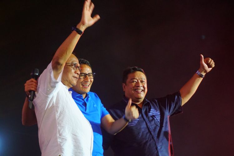 Wakil Gubernur DKI Jakarta Sandiaga Uno, bersama wakil DPRD DKI M. Taufik dan anggota DPRD Bestari Barus  menyapa para penonton di panggung utama pantai Carnaval Ancol, Senin (1/1/2018). Sandiaga hadir untuk merayakan pergantian tahun bersama pengunjung Ancol.