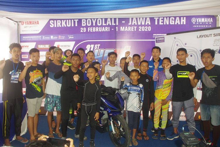 Wahyu Nugroho dan para peserta coaching clinic jelang babak kualifikasi Yamaha Cup Race 2020 di Boyolali, Sabtu (29/2/2020)