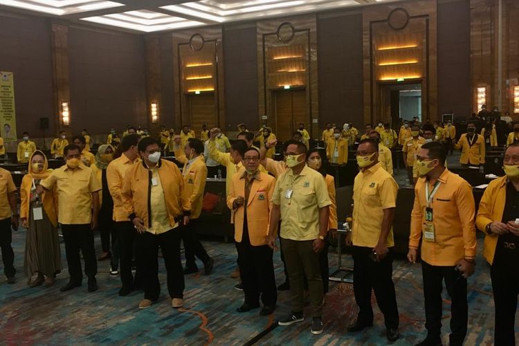 Sederet pejabat Partai Golkar menghadiri acara bimbingan teknis (bimtek) terkait Sosialisasi Peraturan Perundang-undangan Dalam Rangka Pilkada Serentak 2020 di Hotel Pullman, Jakarta, Sabtu (25/7/2020). 

