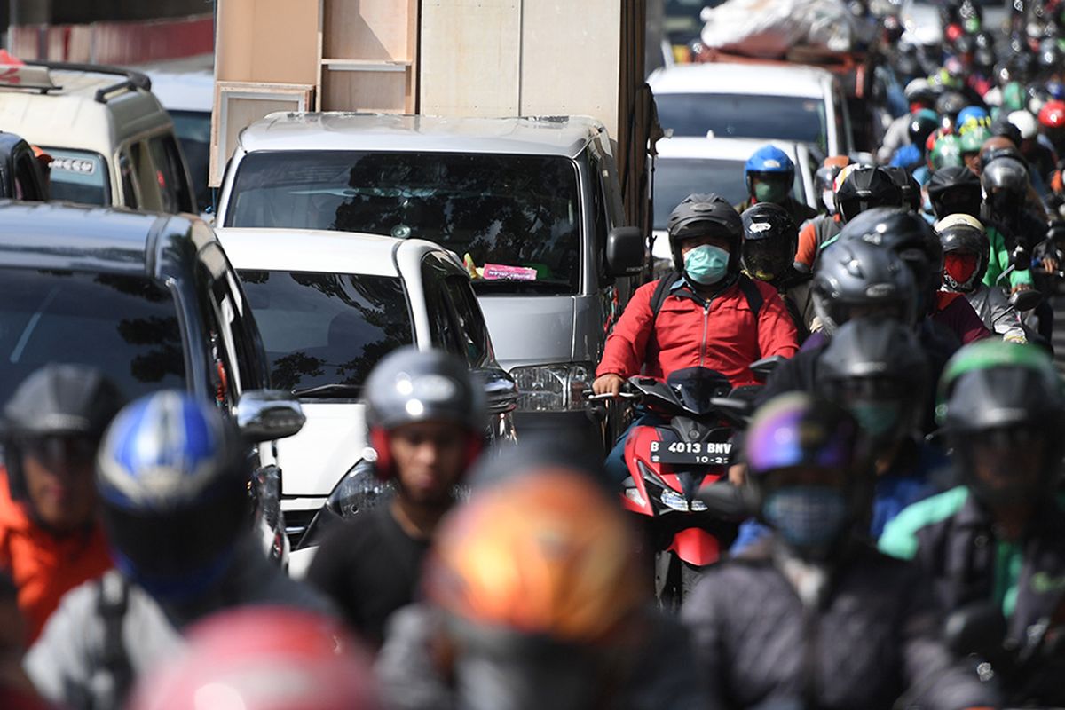 Sejumlah kendaraan terjebak kemacetan di Jalan Raya Pasar Minggu, Jakarta, Rabu (8/4/2020). Pemprov DKI Jakarta telah menetapkan masa sosialisasi penerapan aturan Pembatasan Sosial Berskala Besar (PSBB) selama dua hari yaitu 8-9 April 2020 sebelum menerapkan kebijakan tersebut secara penuh pada 10 April 2020.