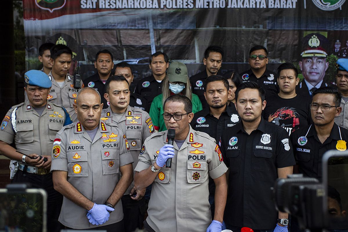 Kabid Humas Polda Metro Jaya Kombes Pol Yusri Yunus (tengah) menyampaikan keterangan pers pada rilis kasus narkoba yang menjerat artis Lucinta Luna di Polres Metro Jakarta Barat, Rabu (12/2/2020). Lucinta Luna ditetapkan sebagai tersangka kasus kepemilikan narkoba dengan barang bukti dua butir pil ekstasi, tujuh butir pil riklona dan lima butir pil tramadol setelah ditangkap di sebuah apartemen di kawasan Tanah Abang, Jakarta Pusat.