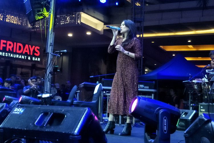 Penyanyi Raisa Andriana saat tampil di Gala Dana 100 Biduan, 100 Hits untuk Palu, Donggala, Sulawesi Tengah di Lippo Mall Kemang, Jakarta Selatan, Jumat (5/10/2018).