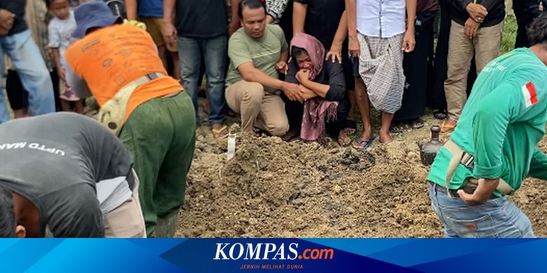 Reno Syahputra Dewo (24), demonstran yang sempat hilang dan ditemukan tewas di Gedung ACC Kwitang, Jakarta Pusat, dimakamkan di kampung halamannya di Surabaya. | #RenoSyahputra