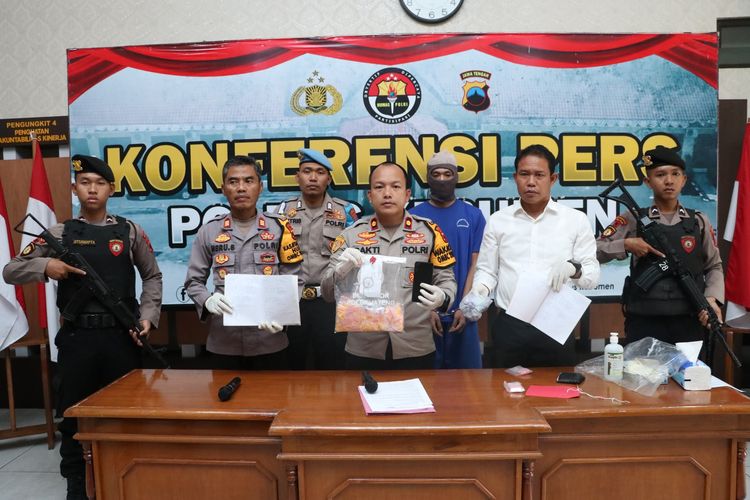 Ungkap kasus penjual pil koplo di Mapolres Kebumen, Jawa Tengah, Kamis (23/11/2023).