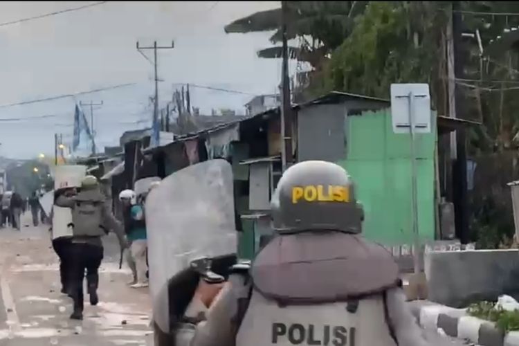 Aparat Polres Kita Mataram, amankan dituasi di Monjok dan Karang Taliwang, Kota Mataram, hingga Sabtu (7/10/2023), 14 orang pemilik sajam dan senjata rakitan diamankan.