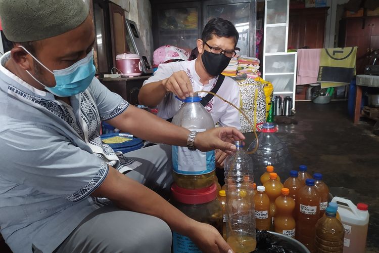 Proses penyaringan hasil fermentasi buah dan sayuran.