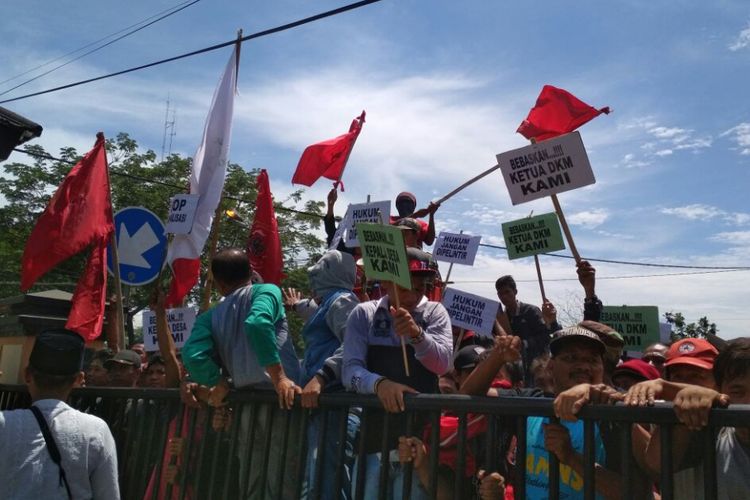 Warga Desa Tanjungsari, Kecamatan Cilebar, Karawang, Jawa Barat menggeruduk Kantor Kejari Karawang, Senin (6/11/2017). Mereka meminta Ketua DKM Masjid Jami Al-Mukaromah, Kepala Desa Tanjungsari, dan warganya dibebaskan.