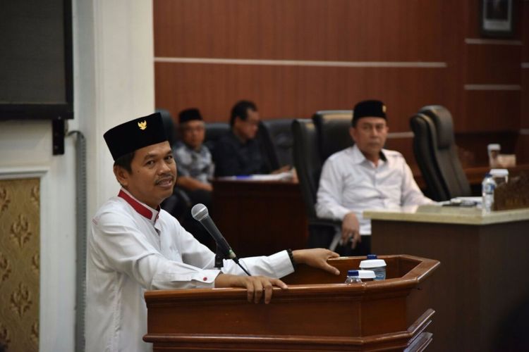 Bupati Purwakarta Dedi Mulyadi saat mengikuti Rapat Paripurna Pembahasan LKPJ masa jabatan 2013-2018, sekaligus berpamitan di akhir masa jabatannya di Gedung DPRD Kabupaten Purwakarta, Jumat (14/10/2017).