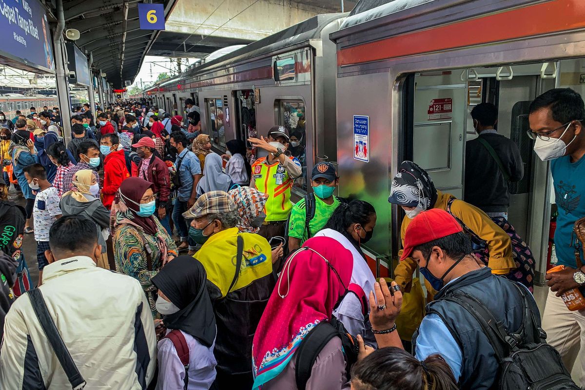 Penumpang saat turun dari kereta di Stasiun Tanah Abang di Jakarta, Jumat (18/2/2022). Pemerintah resmi menaikkan status PPKM Jabodetabek ke level 3 seiring dengan peningkatan kasus Covid-19.